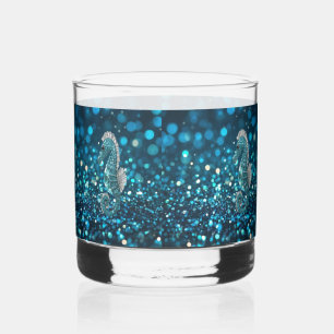Elegantie in beweging: Aqua Seahorse op Aqua Bokeh Whisky Glas