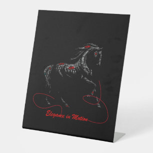 Elegantie in Beweging Paard Typografie Reclamebord Met Voetstuk