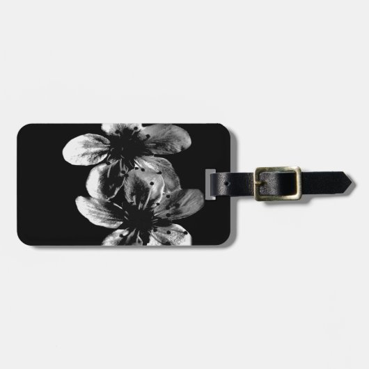 Elegantie in contrast: witte bloesems op zwart bagagelabel (Voorkant horizontaal)