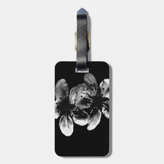 Elegantie in contrast: witte bloesems op zwart bagagelabel (Achterkant verticaal)