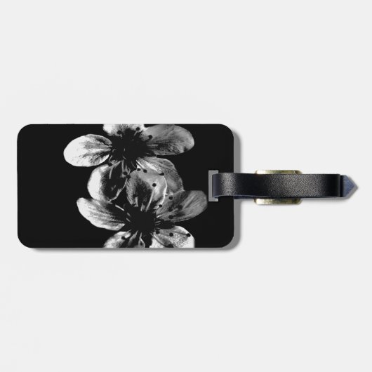 Elegantie in contrast: witte bloesems op zwart bagagelabel (Achterkant horizontaal)