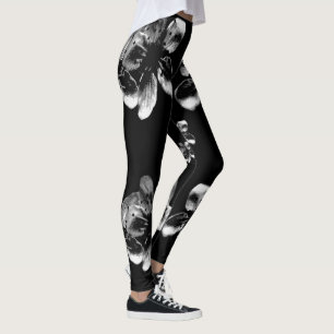Elegantie in contrast: witte bloesems op zwart leggings