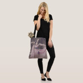  elegantie in roze bloemenjurk tote bag (Op model)