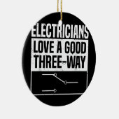 Elektrici houden van een goede driemaands grappigh keramisch ornament (Rechts)