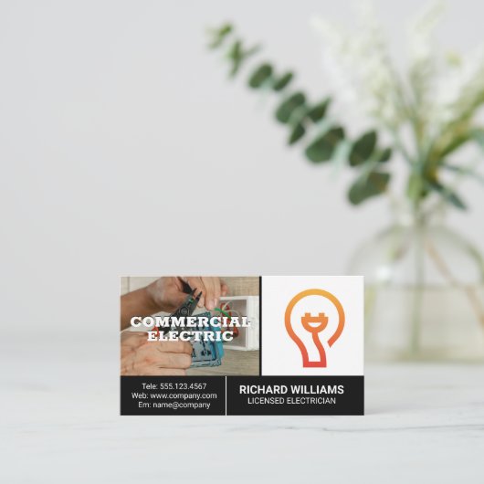 Elektricien die aan draden werkt visitekaartje (Staand voorkant)