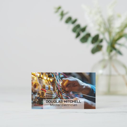 Elektricien die met Draadjes in Fuse Box werkt Visitekaartje (Staand voorkant)