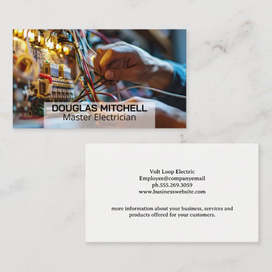 Elektricien die met Draadjes in Fuse Box werkt Visitekaartje (Voorkant / Achterkant)
