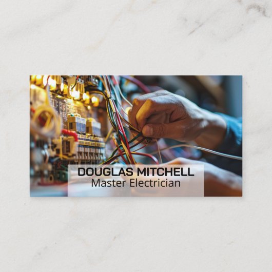 Elektricien die met Draadjes in Fuse Box werkt Visitekaartje (Voorkant)
