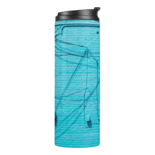 ELEKTRICITEITSMETER OP BLAUW BRICK WALL THERMOSBEKER (Gedraaid links)