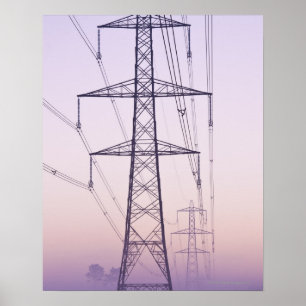 Elektriciteitspylons in mist bij zonsopgang. poster