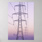 Elektriciteitspylons in mist bij zonsopgang. poster (Voorkant)