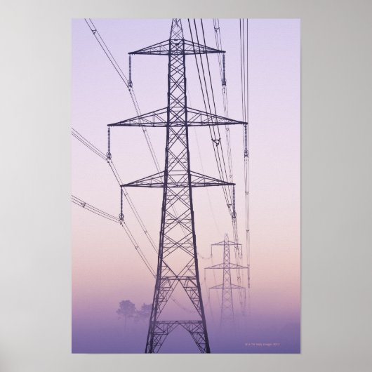 Elektriciteitspylons in mist bij zonsopgang. poster (Voorkant)