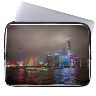 Elektrische dromen - Futuristische Shanghai Skylin Laptop Sleeve