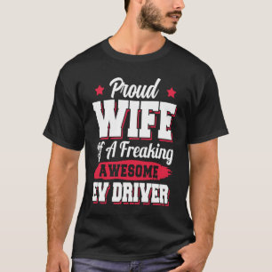 Elektrische elektrische EV-bestuurdersvrouw met el T-shirt