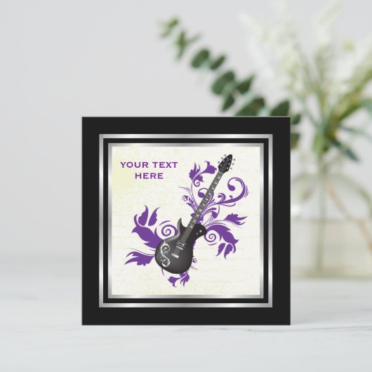 Elektrische gitaar op paarse bladeren op maat prod kaart (Staand voorkant)
