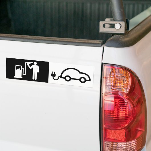 Elektrische groene personenauto met een pomp voor  bumpersticker (Op Truck)