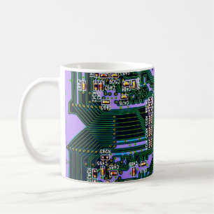 Elektronische printplaat dicht bij de achtergrond, koffiemok