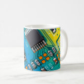 Elektronische printplaat dicht bij de achtergrond, koffiemok (Voorkant rechts)