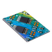 Elektronische printplaat dicht bij de achtergrond, notitieboek (Rechterzijde)