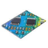 Elektronische printplaat dicht bij de achtergrond, notitieboek (Linkerzijde)