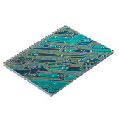 Elektronische printplaat dicht bij de achtergrond, notitieboek (Linkerzijde)