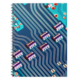 Elektronische printplaat dicht bij de achtergrond, notitieboek