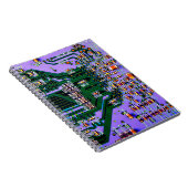 Elektronische printplaat dicht bij de achtergrond, notitieboek (Rechterzijde)