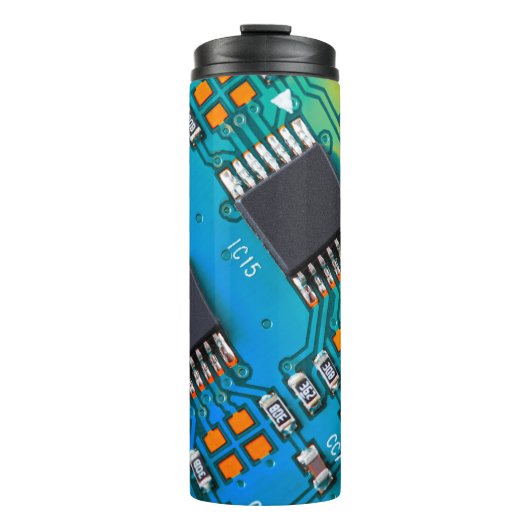 Elektronische printplaat dicht bij de achtergrond, thermosbeker (Voorkant)
