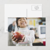 Elementaire student die een appel in haar hand hou briefkaart (Voorkant / Achterkant)