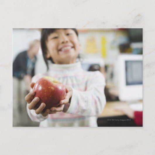 Elementaire student die een appel in haar hand hou briefkaart (Voorkant)