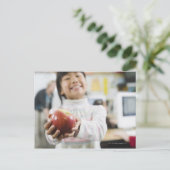 Elementaire student die een appel in haar hand hou briefkaart (Staand voorkant)