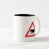 Elephant Crossing Sign Mug Tweekleurige Koffiemok (Voorkant rechts)