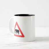 Elephant Crossing Sign Mug Tweekleurige Koffiemok (Voorkant links)