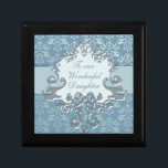 Elephant damask "dochter" gift box Silver/blue Cadeaudoosje<br><div class="desc">cadeaudoos voor chic damask-stijl. Ontworpen met een kleine draai, van subtiele olifanten die geassocieerd worden met geluk, geluk, bescherming en een zegen op al nieuw begin. Perfect om een extra speciaal cadeau voor je dochter te laten zien. De doos van het Gift leest: "aan mijn prachtige Dochter", of kan met...</div>