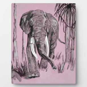 Elephant die door gegoten savanna in roze rolt fotoplaat