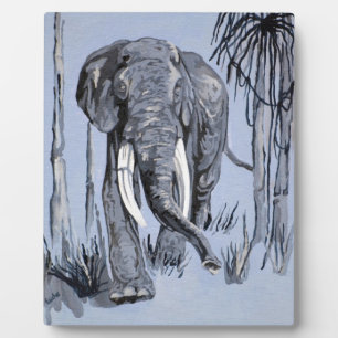 Elephant die door gegoten savanna rolt in blauw fotoplaat