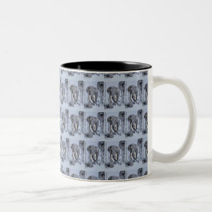 Elephant die door gegoten savanna rolt in blauw tweekleurige koffiemok