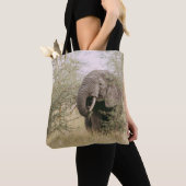 ELEPHANT DIE VAN EEN BOOM AFWEET TOTE BAG (Dichtbij)