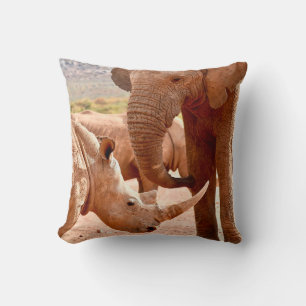 ELEPHANT EN RHINO LIJKEN NIET ELKAAR KUSSEN