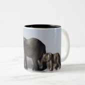 Elephant Family background blue sky Tweekleurige Koffiemok (Voorkant rechts)