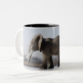 Elephant Family background blue sky Tweekleurige Koffiemok (Voorkant links)
