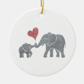 Elephant Hugs Grey Ma en Baby met Red Heart Keramisch Ornament (Voorkant)