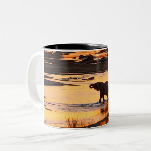 Elephant in de rivier bij Sunset Tweekleurige Koffiemok (Voorkant links)