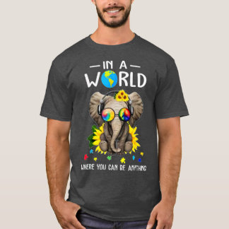 Elephant in een wereld waar je alles kunt zijn t-shirt
