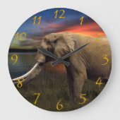 Elephant out in de dierenlekken van savannah grote klok (Voorkant)