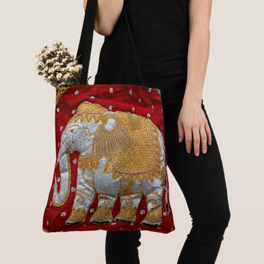 Elephant Red en Gold in India Tote Bag (Dichtbij)