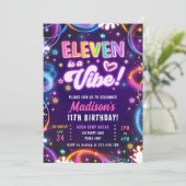 Eleven is een Vibe 11 Retro Neon Glow Girl Verjaar Kaart (Staand voorkant)