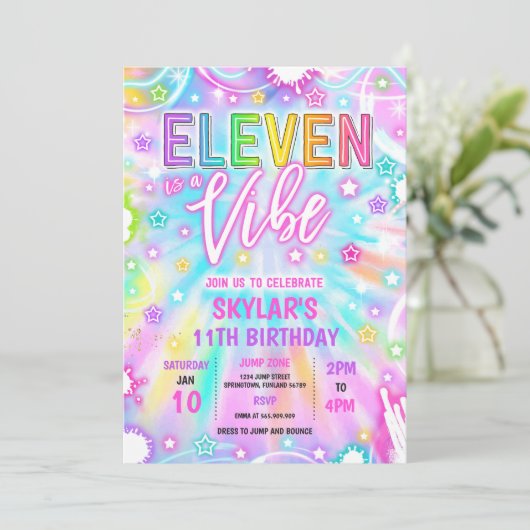 Eleven is een vibe neon gloed 11e verjaardagsfeest kaart (Staand voorkant)