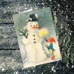Elf en Snowman Vintage-kerstkaart Feestdagen Kaart<br><div class="desc">Hier is een schattige Victoriaans kerstkaart met het afbeelding van een van de elven van de kerstman die een verlichte kaars vasthoudt voor een sneeuwman. Fun om de Feestdagen op de ouderwetse manier te vieren! Pas het binnenbericht gemakkelijk aan om aan uw smaak aan te passen, of vertrek zoals is....</div>