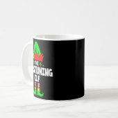 Elf groep kerst grappige pyjama feestje die vragen koffiemok (Voorkant links)